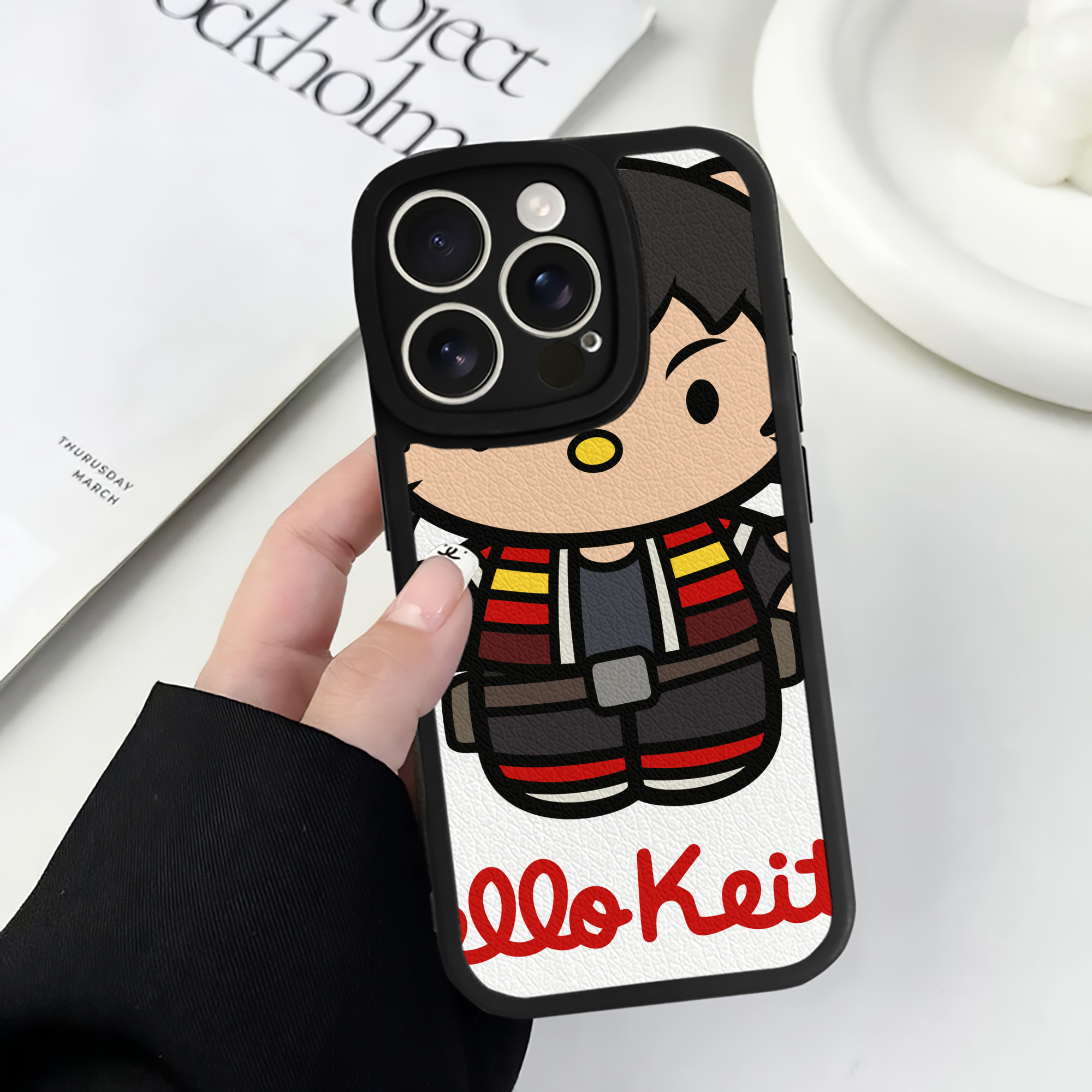 （画像用） Hello Kitty ハローキティ 【iPhone 16シリーズ対応】シリコンスマホケース（レザー調） 材質：シリコン
